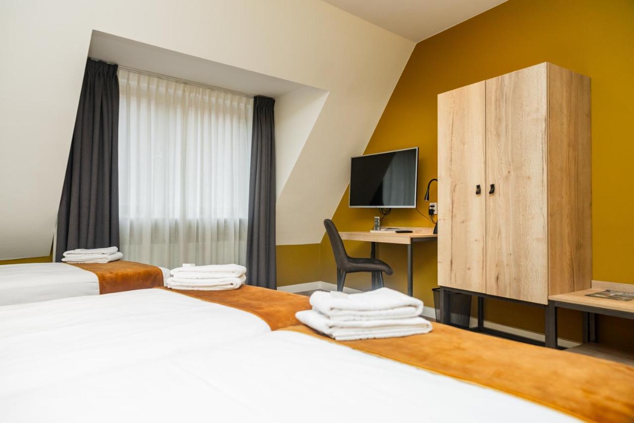 Hotel Onder De Linden Roden Bagian luar foto