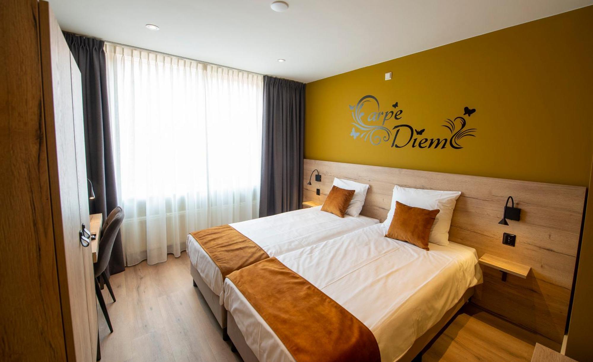 Hotel Onder De Linden Roden Bagian luar foto