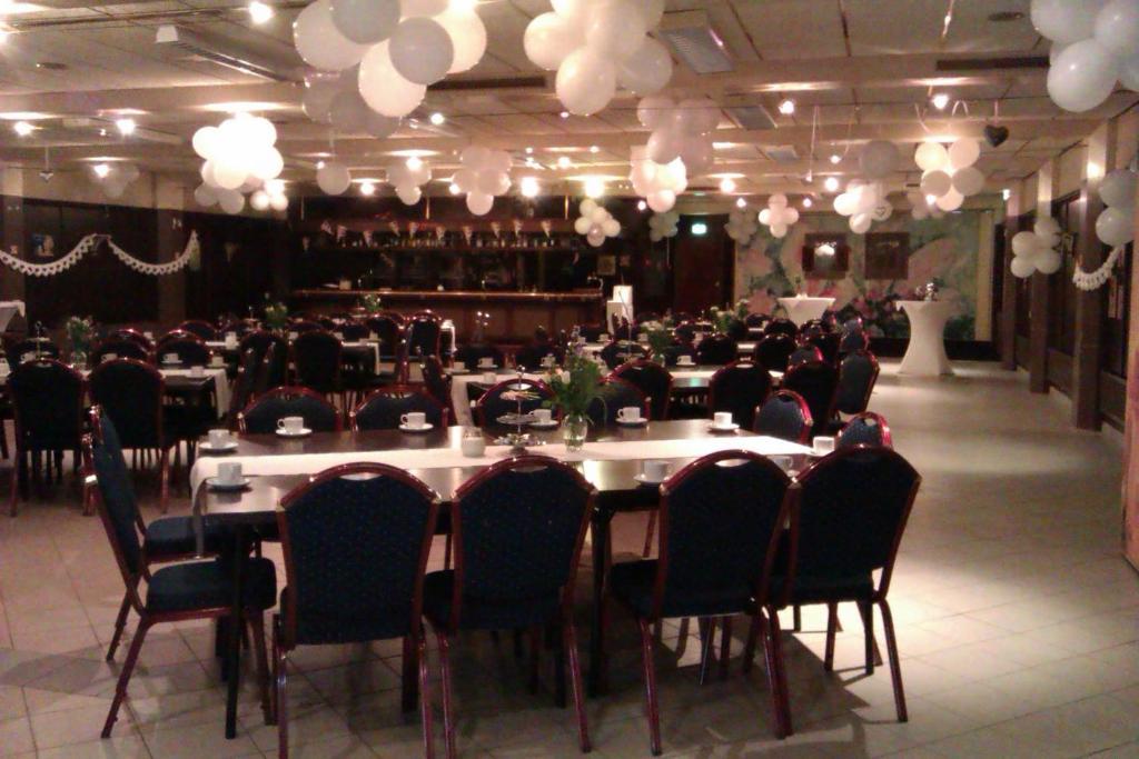 Hotel Onder De Linden Roden Bagian luar foto